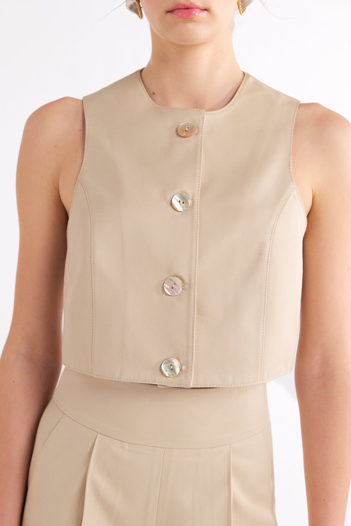 LONNIE BEIGE SLEEVELESS CROPPED BUTTONED YELEK