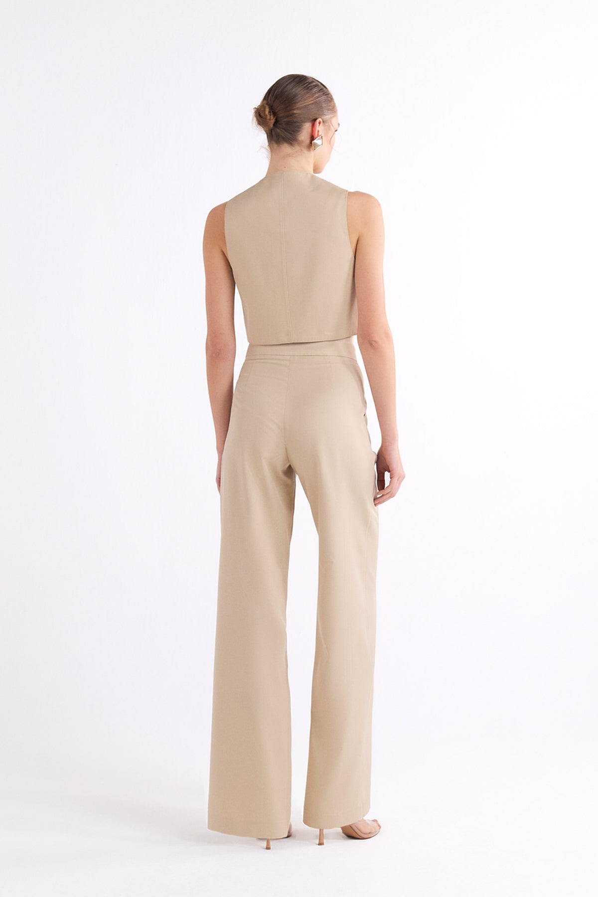 LONNIE BEIGE SLEEVELESS CROPPED BUTTONED YELEK