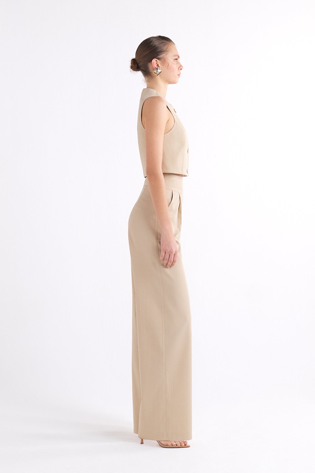 LONNIE BEIGE SLEEVELESS CROPPED BUTTONED YELEK