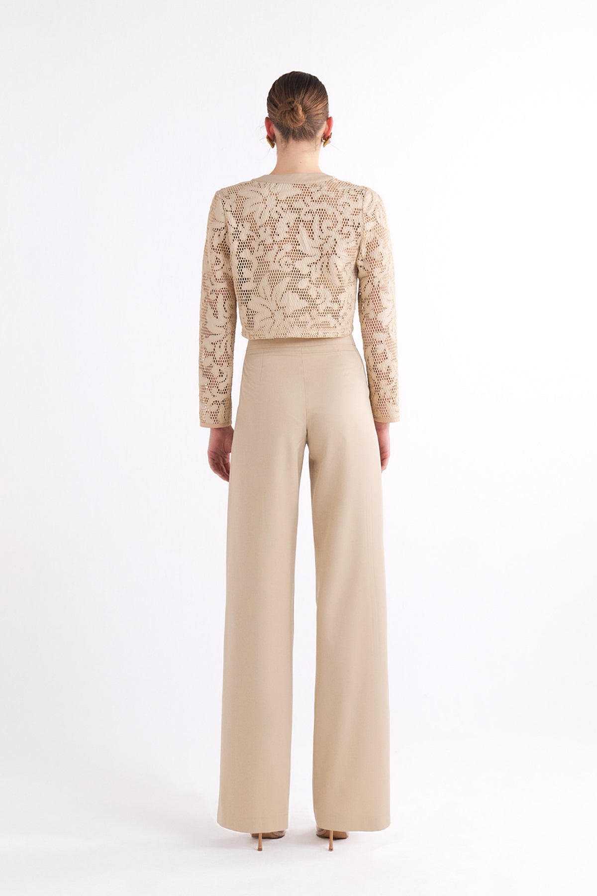 PIXIE BEIGE LASER-CUT CROPPED CEKET