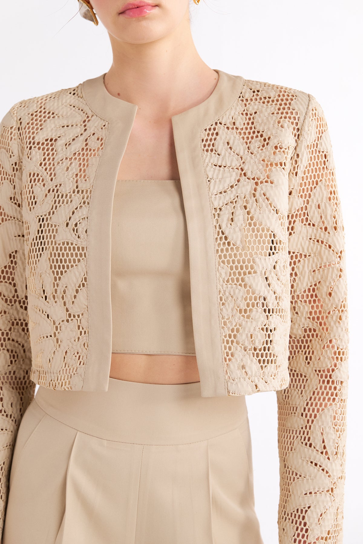 PIXIE BEIGE LASER-CUT CROPPED CEKET