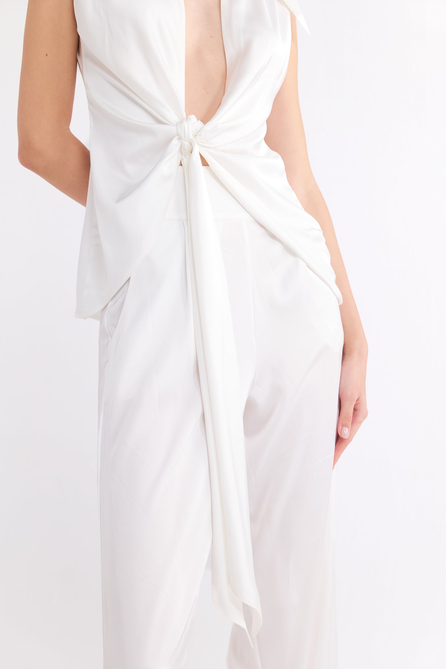 PAIGE KNOT-DETAILED WHITE SATIN ÜST