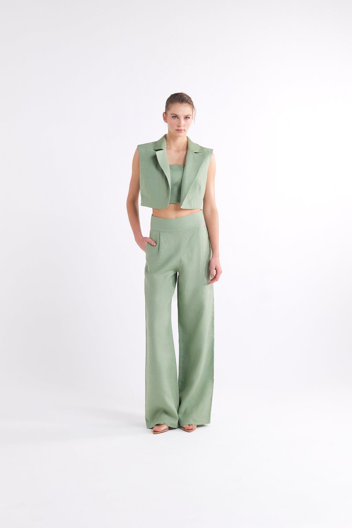 BRIONY GREEN SLEEVELESS CROPPED BLAZER YELEK