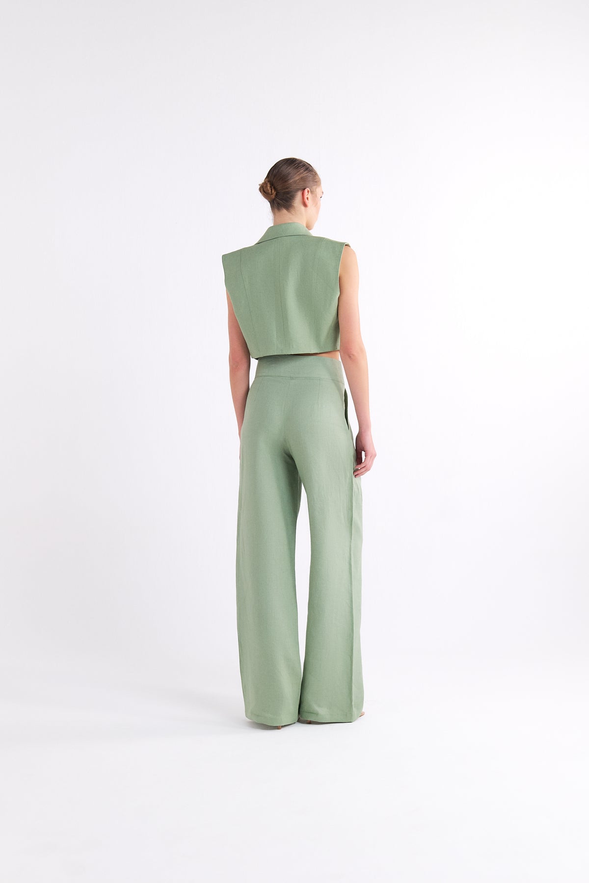 BRIONY GREEN SLEEVELESS CROPPED BLAZER YELEK