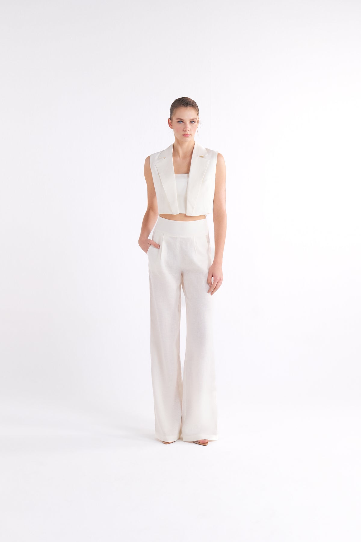 BRIONY WHITE SLEEVELESS CROPPED BLAZER YELEK