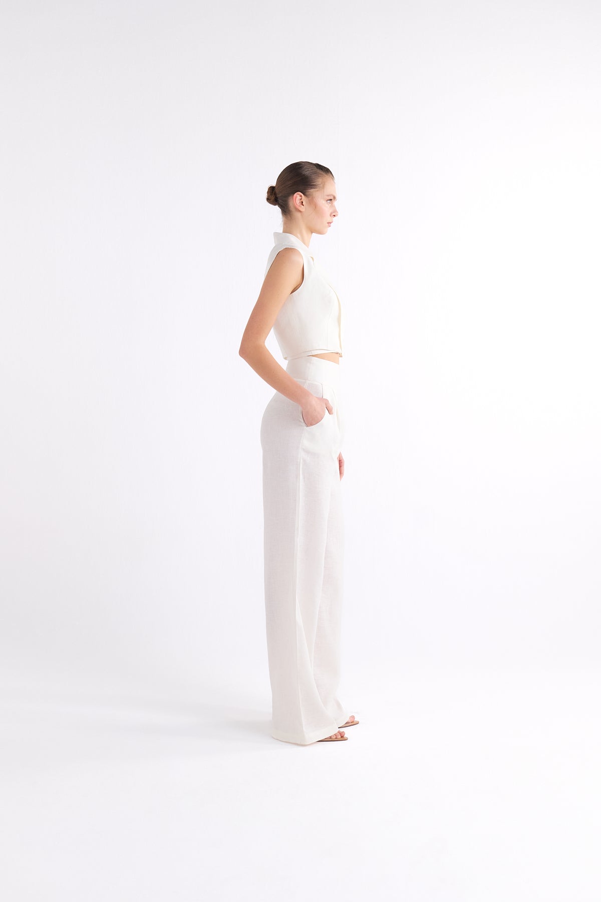 BRIONY WHITE SLEEVELESS CROPPED BLAZER YELEK