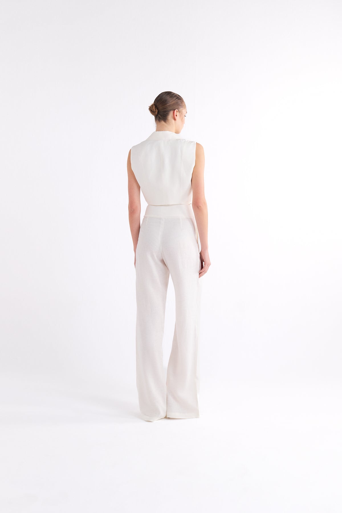 BRIONY WHITE SLEEVELESS CROPPED BLAZER YELEK