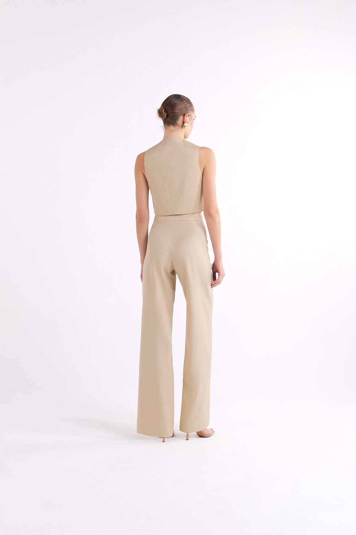 LONNIE BEIGE SLEEVELESS CROPPED BUTTONED YELEK