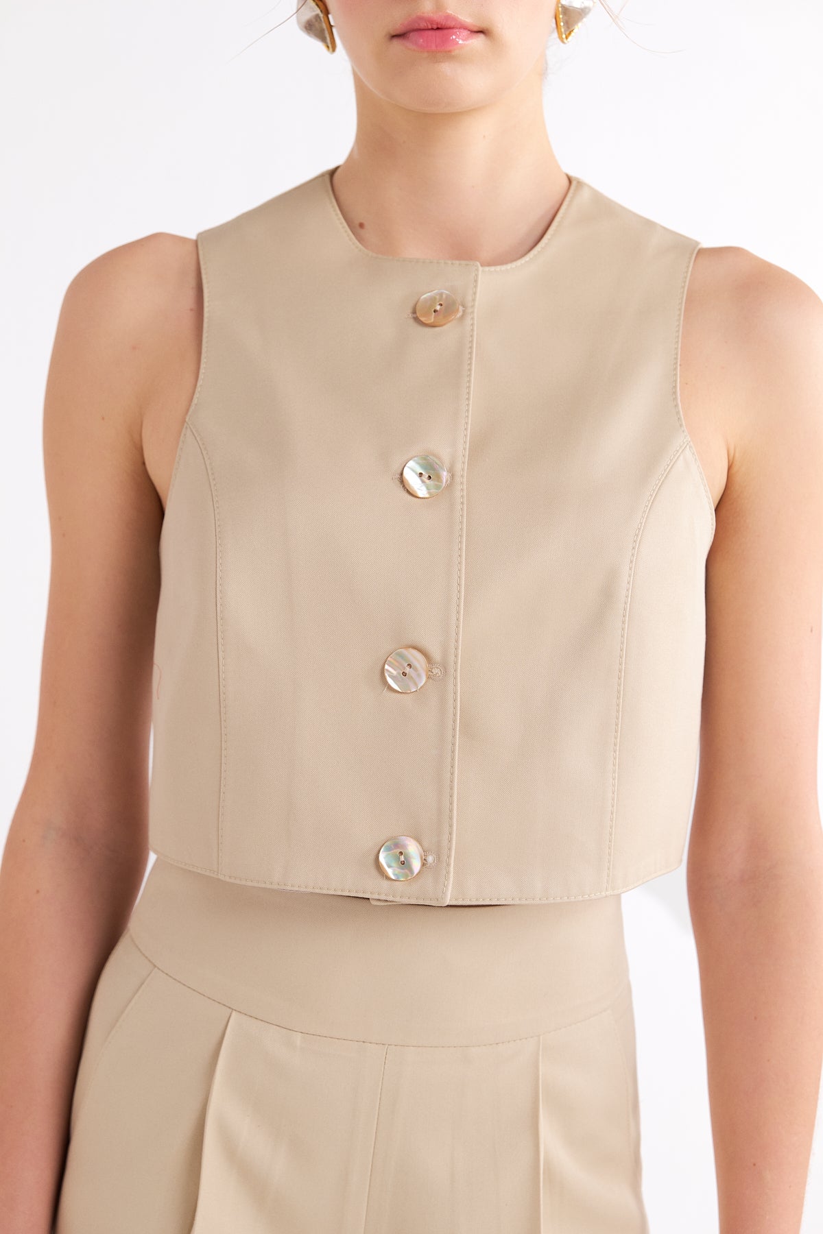 LONNIE BEIGE SLEEVELESS CROPPED BUTTONED YELEK